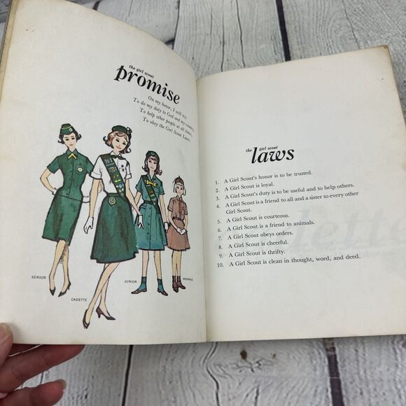 Cadette Girl Scout Handbook 16th Printing 1963 USA - Picture 3 of 9